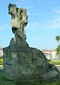 Parte trasera del monumento a Rosalía de Castro