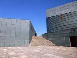 Escalinata de acceso al edificio