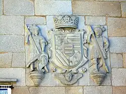 Escudo de armas con tenantes del pazo de los Marqueses de Aranda