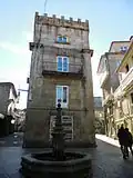 Torre almenada del pazo.