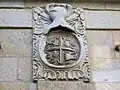 Escudo de armas del pazo del número 27