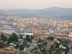 A la izquierda, de arriba abajo, el puente de los Tirantes, el puente de Santiago y el puente del Burgo.