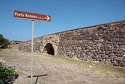 Vista general del puente con cartel indicando fecha de construcción.