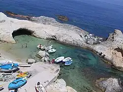 Vista del puerto de Cala Fonte en la zona de Le Forna
