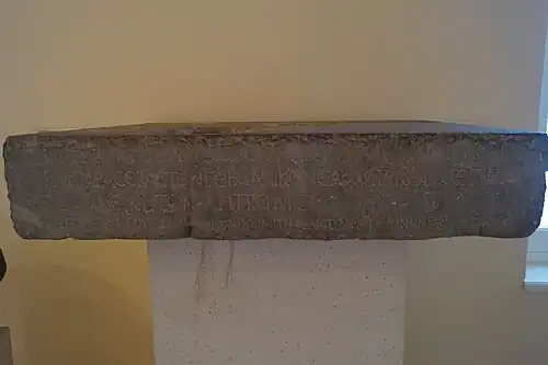 Inscripción en un pedestal de época romana.