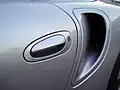 Toma de aire en un Porsche 996 Turbo.