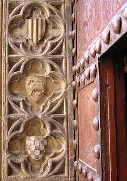 De arriba abajo: escudo del rey, de los de Borja o Borgia y de los Centelles.