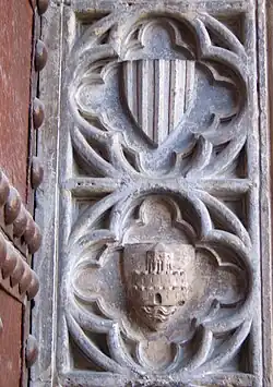 Arriba el escudo del rey y abajo el de la ciudad (o de los Botonach, según autores), siglo&nbsp;XIV.[16]​[17]​