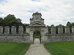 Puerta de entrada a la rosaleda obra atribuida al arquitecto Sebastiano Serlio.