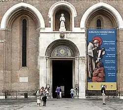 Detalle del portal central