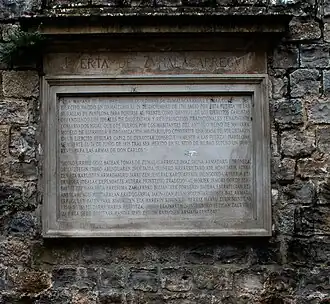 Placa que recuerda la salida por esta puerta de Zumalacárregui