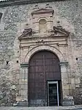 Acercamiento de la entrada, portal principal (Barroco desornamentado)