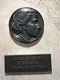 El medallón retrato de M. Horáková en la escalera de la Nueva Municipalidad.
