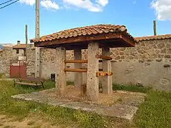 Potro de herrar y plaza de toros al fondo