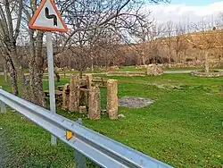 Potro de herrar y pilón al fondo, situados a mitad de camino de Urbanos