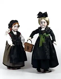 Dos muñecas con vestido tradicional