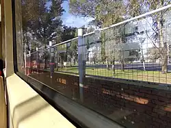 Andén visto desde un tranvía.