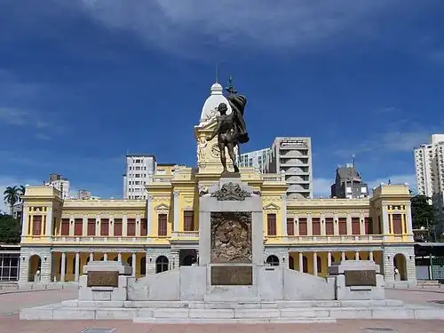 Monumento a la Tierra Minera, obra del escultor italiano Júlio Starace inaugurada en 1930, en la Plaza Plaza Rui Barbosa (Belo Horizonte), delante de la estación.[1]​