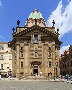 fachada de la iglesia