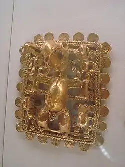 La temática se caracteriza por personajes humanoides con motivos animales, decorados con formas espirales.