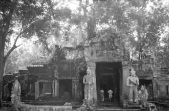 Foto de la entrada en 1942 con las cabezas de las estatuas conservadas.