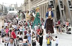 Presentación de la Primera Edición de las Fiestas Goyescas. En el centro, la vicealcaldesa Sara Fernández y el resto de grupos de la organización.