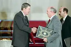Mijaíl Gorbachov (último líder de la Unión Soviética y consciente de la imposibilidad de esta para mantener la carrera de armamentos) y el presidente norteamericano Reagan llegaron a puntos de acuerdo que significaron el fin de la Guerra Fría. En la foto, la firma del tratado INF (1 de junio de 1988)