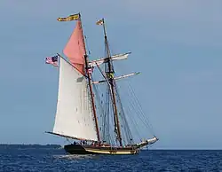 El Pride of Baltimore amb l'escandalosa (acolorida) hissada