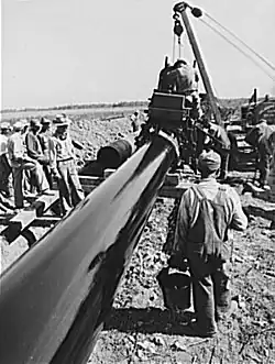 Recubriendo con asfalto.