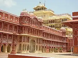 Chandra mahal en el palacio de la Ciudad de Jaipur, construido por los rajputs Kachwaha, muestra la fusión de los estilos rajput y mogol