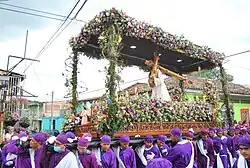Imagen de Cristo en la procesión de Semana Santa en Izalco, Sonsonate, El Salvador.