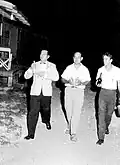 Régulo Ramírez, Enrique Gutiérrez y Simón, y Hernando González, llevando licor al grupo, en la Navidad de 1962.