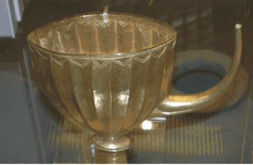 Taza de oro de Puabi, procedente de la tumba «de la reina» de Ur (2600-2400 a. C.)[12]​