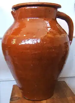 Puchero de frito hecho por Luciano Carcelén, alfarero de Chinchilla del siglo XX. Museo de Cerámica de Chinchilla de Montearagón (Albacete).