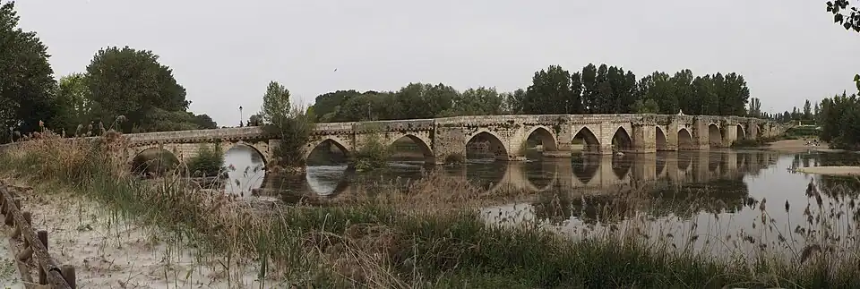 Vista del puente a nivel de la orilla, año 2022.
