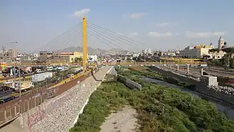 El puente sobre la Vía de Evitamiento y el río Rímac