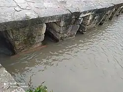 Canaletas del puente Tawantinsuyu, los cuales tienen forma de ventanas incas y cuentan con más de un metro de altura por setenta centímetros de anchura.