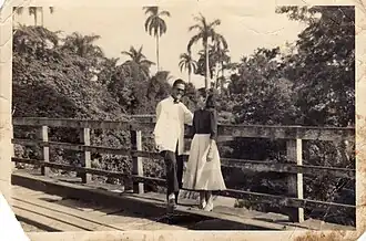 En el puente de madera del Río de Guayacanes (1953) Hedeberto Dimas (BELLO) Martin Izquierdo y María de la Concepción (CONCHITA) Cardoso Venegas.