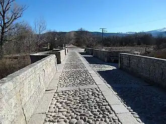 Tablero empedrado del puente