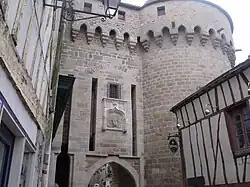 Coronamiento de matacanes bretones en arcos sobre ménsulas, puerta Prisión de Vannes.