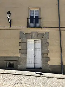 Puerta lateral de la fachada norte