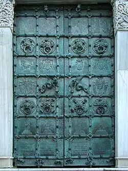 Catedral de Troia, Apulia (1119), puerta con poco trabajo escultórico