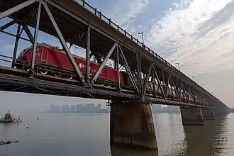 Tren pasando por el puente