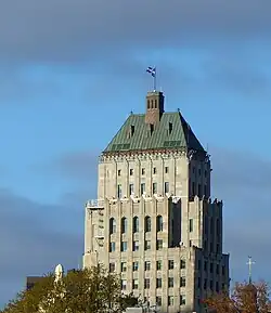 Édifice Price con cubierta estilo château sobre un edificio Art Deco (1930-1931)