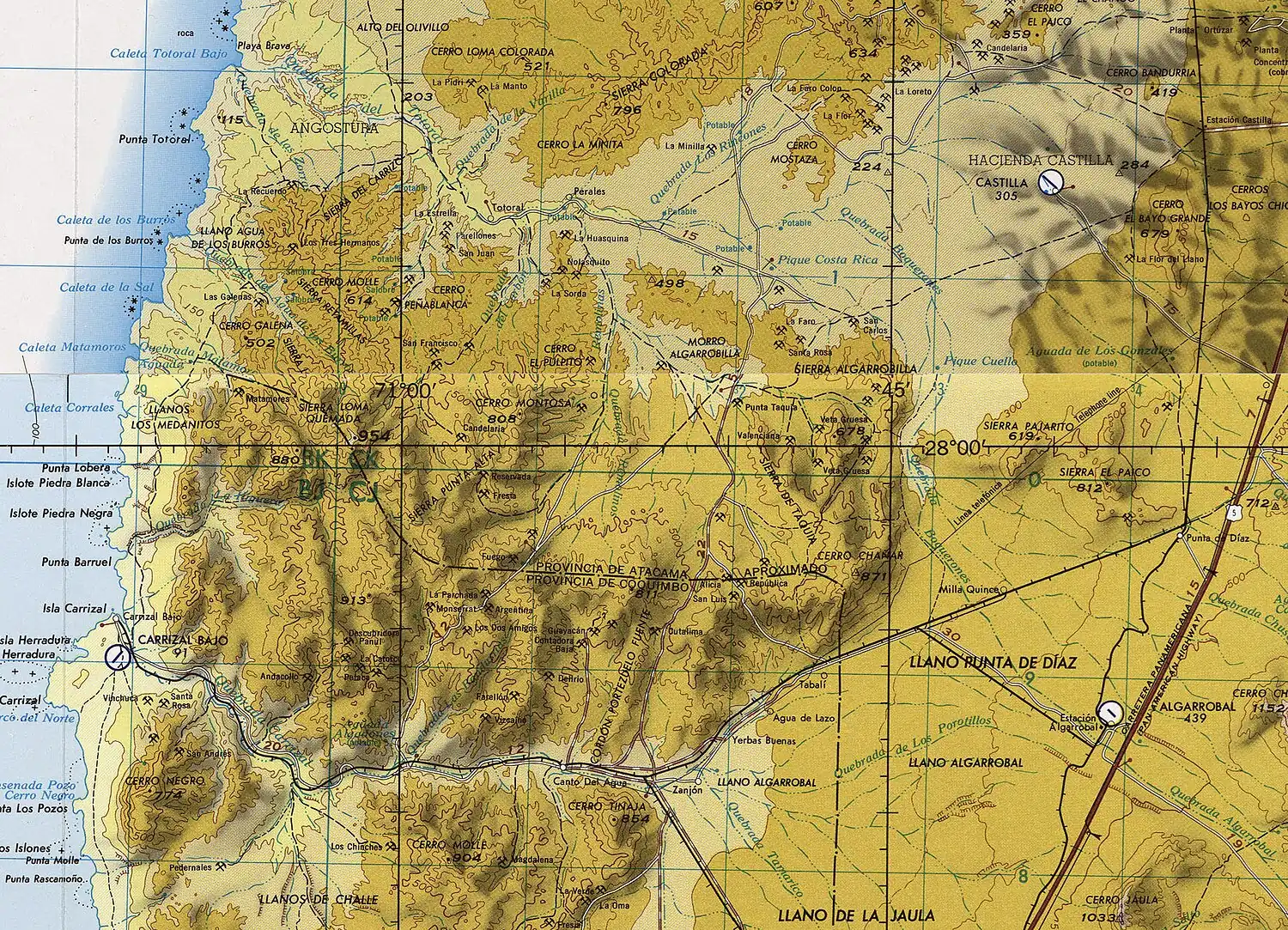 La quebrada desde su origen hasta la desembocadura el la caleta Matamoros en un compuesto de dos mapas publicados por las Fuerzas Armadas de los Estados Unidos de América.