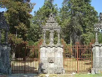 Portones de la finca diseñados por Bigaglia