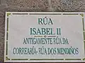 Placa de la calle con sus antiguos nombres