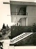 Casa Rıza Derviş. La arquitecta Sedad Hakkı Eldem se inspiró en la arquitectura modernista, que es evidente no solo en la arquitectura de la casa, sino también en la sencillez del jardín y su mobiliario.
