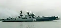 Mariscal Sháposhnikov (543) entrando a Pearl Harbor por el canal de entrada durante una visita a ese puerto en 2003.