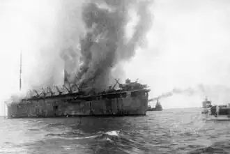 El RMS Empress of Asia se incendia tras el ataque japonés en 1942.